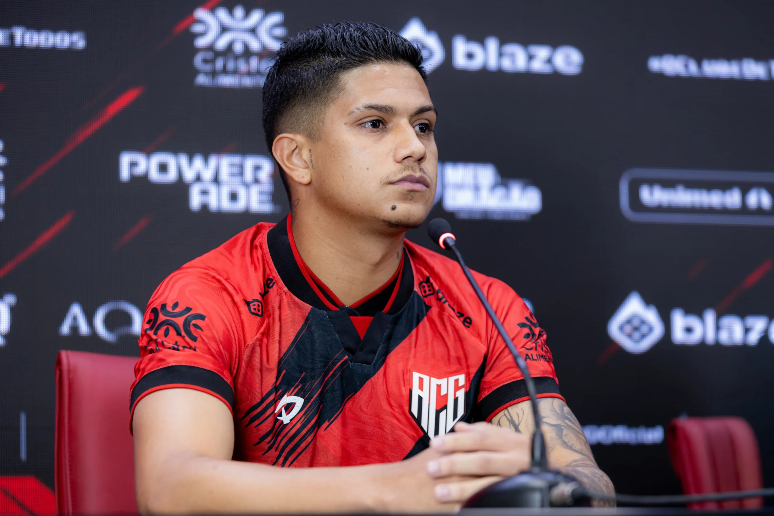 Atlético apresenta atacante que já atuou pelo Vila e no Barcelona