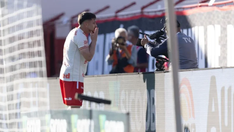 Atlético manda no 1° tempo, mas Vila foi eficiente e saiu vencedor