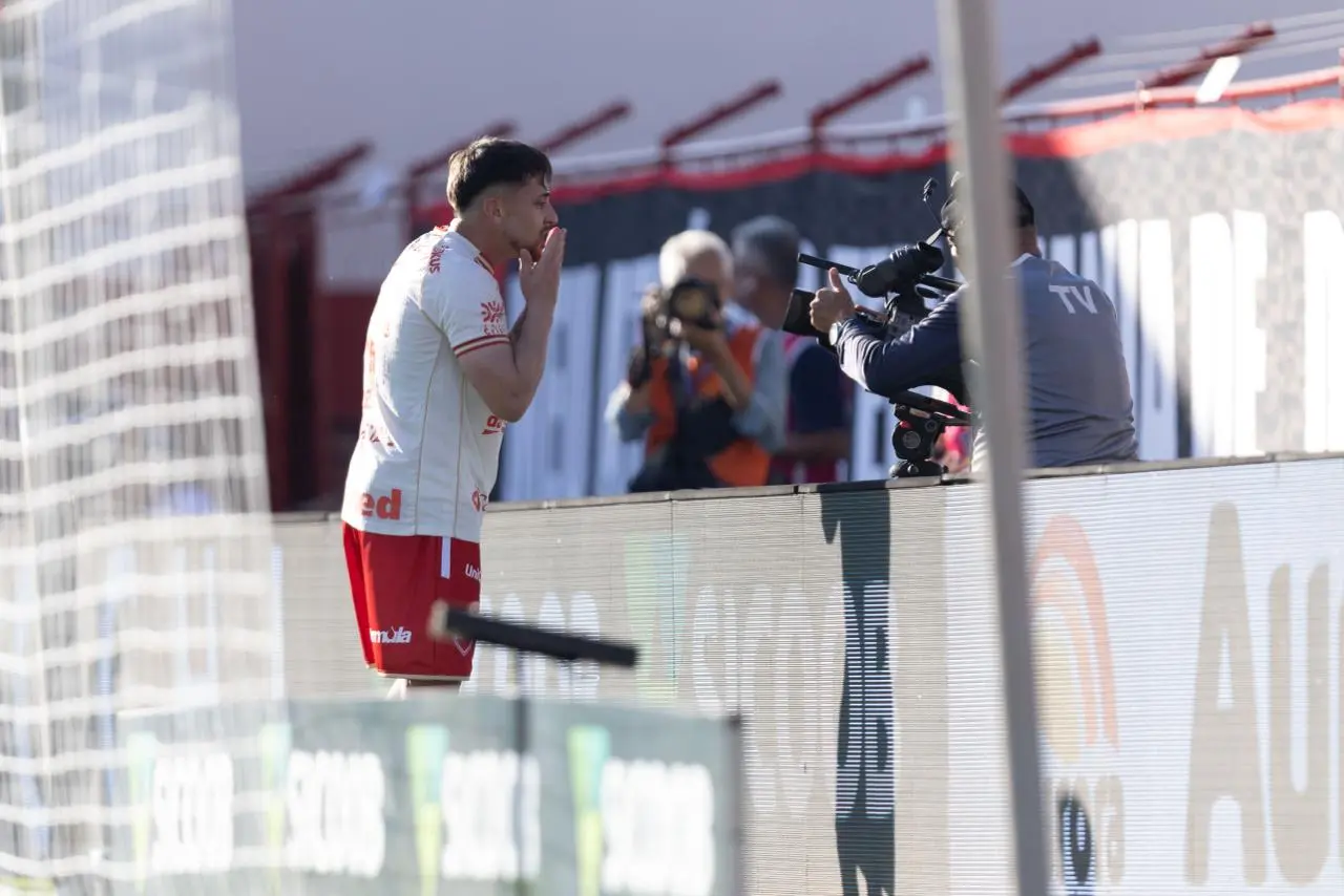 Atlético manda no 1° tempo, mas Vila foi eficiente e saiu vencedor