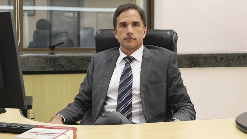 TRF-4 condena ex-juiz da Lava-Jato que roubou champanhe