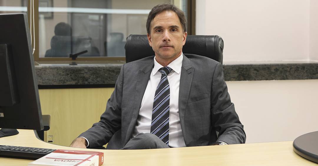TRF-4 condena ex-juiz da Lava-Jato que roubou champanhe