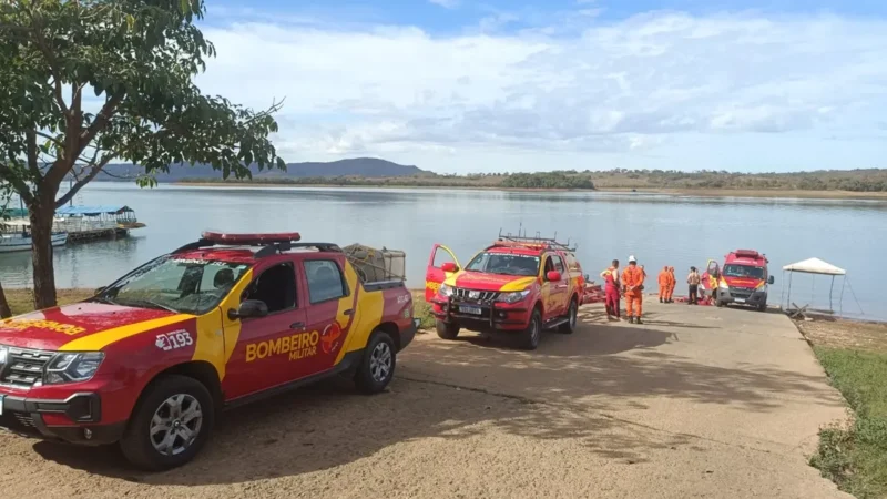 Bombeiros retiram ultraleve do Lago Corumbá em Caldas Novas