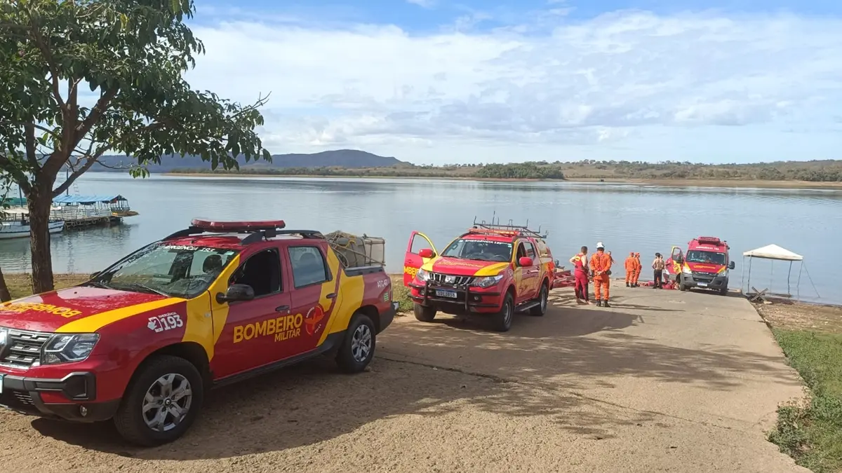 Bombeiros retiram ultraleve do Lago Corumbá em Caldas Novas