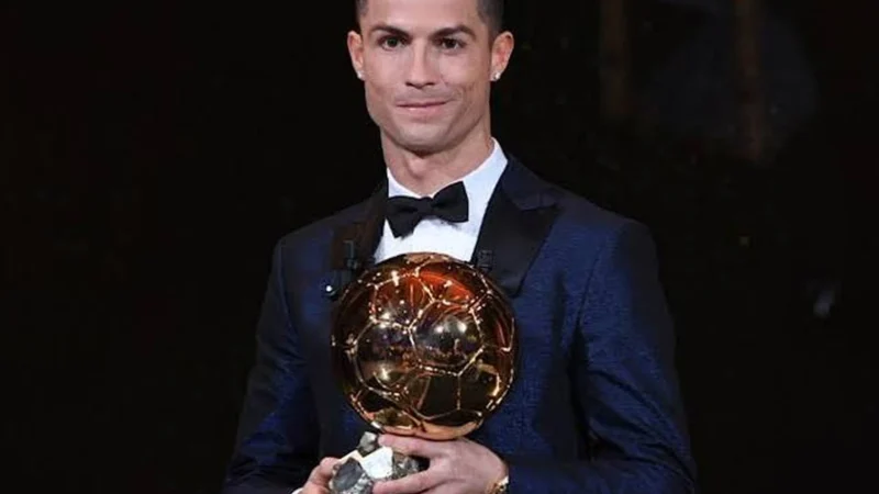 CR7 vence Messi e é eleito Rei da Champions League