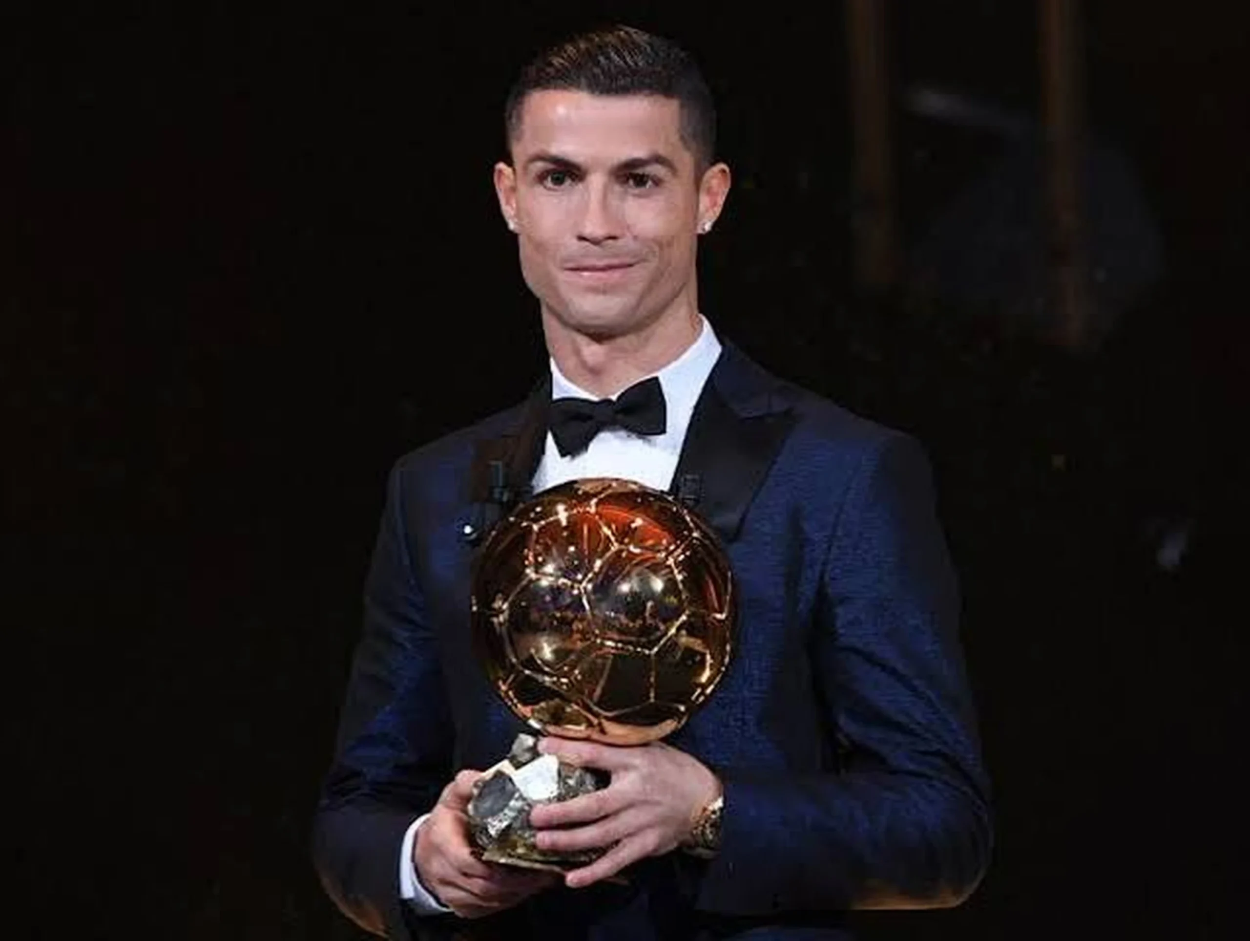 CR7 vence Messi e é eleito Rei da Champions League