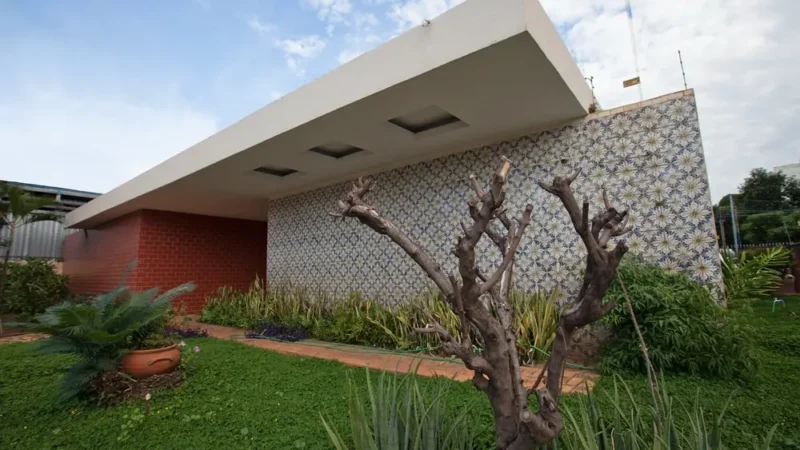 Casa em Goiânia foi projetada pelo arquiteto do Conjunto Nacional