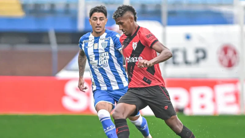 Com gol aos 49 do 2° tempo, Atlético vence o Avaí e entra no G-6