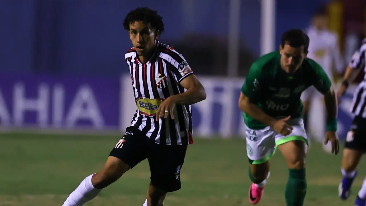 Com gol no último minuto, Anápolis bate Guarani de virada