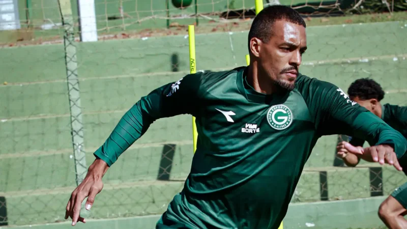 Contra o Londrina, Goiás vai ter retorno de zagueiro e atacante