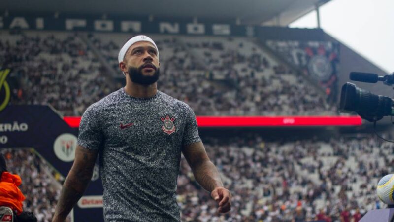 A carreira musical de Memphis Depay, agora em choque com o Corinthians