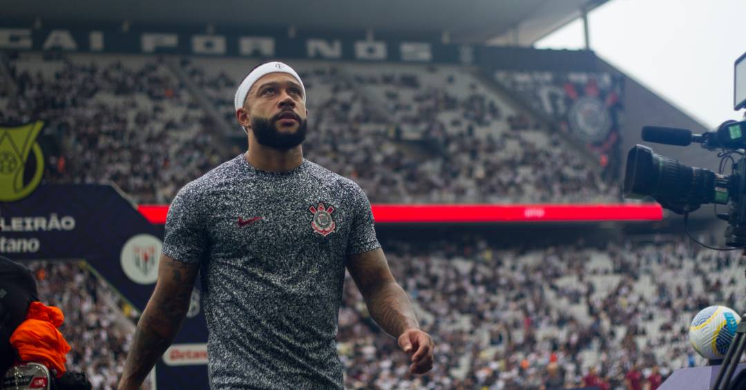 A carreira musical de Memphis Depay, agora em choque com o Corinthians