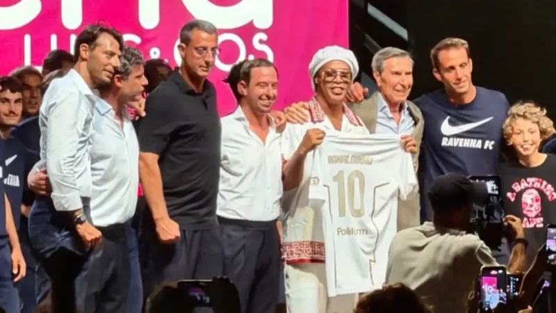 De volta aos gramados? Ronaldinho Gaúcho é apresentado por clube da Itália