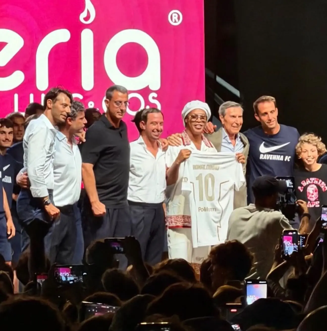 De volta aos gramados? Ronaldinho Gaúcho é apresentado por clube da Itália