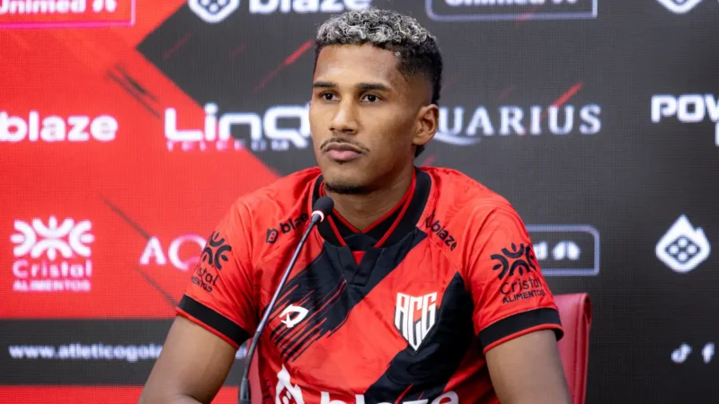 Drama familiar quase fez reforço do Atlético-GO abandonar o futebol: “Pensei em desistir”