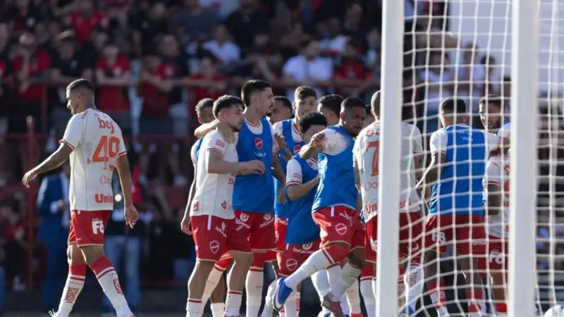 Dudu faz golaço de falta, Vila vence o Atlético e cala o Accioly
