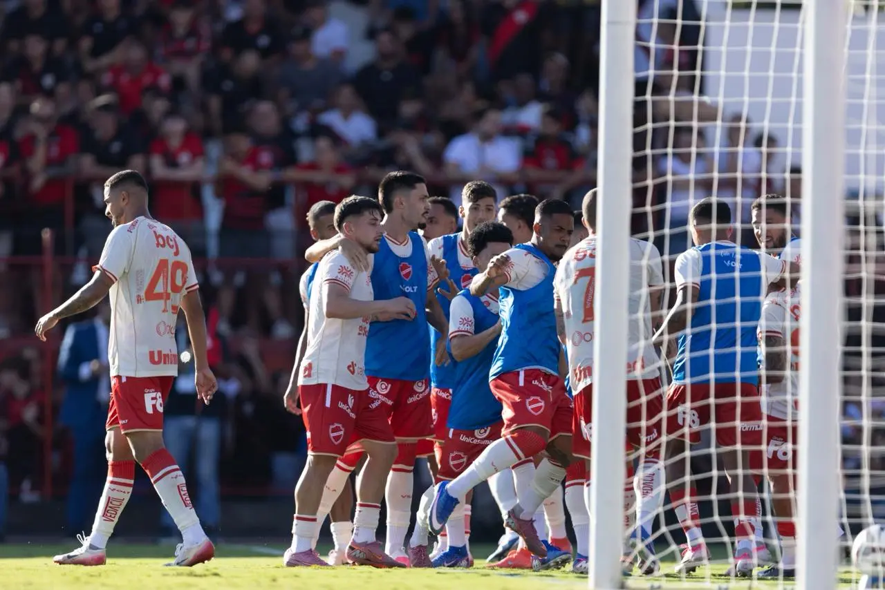 Dudu faz golaço de falta, Vila vence o Atlético e cala o Accioly