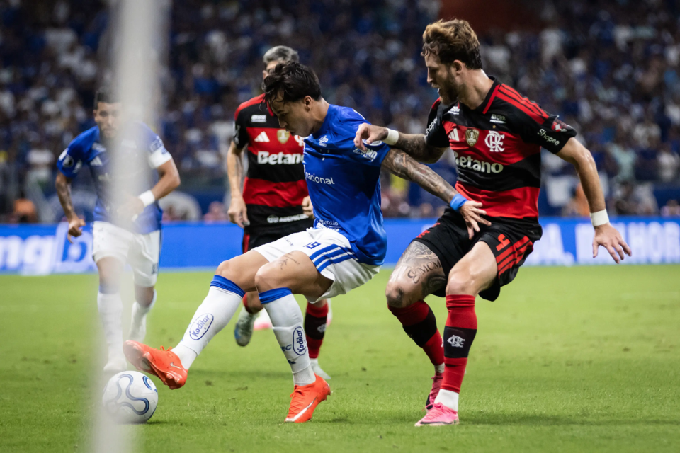 Em jogo quente no Mineirão, Cruzeiro e Flamengo empatam
