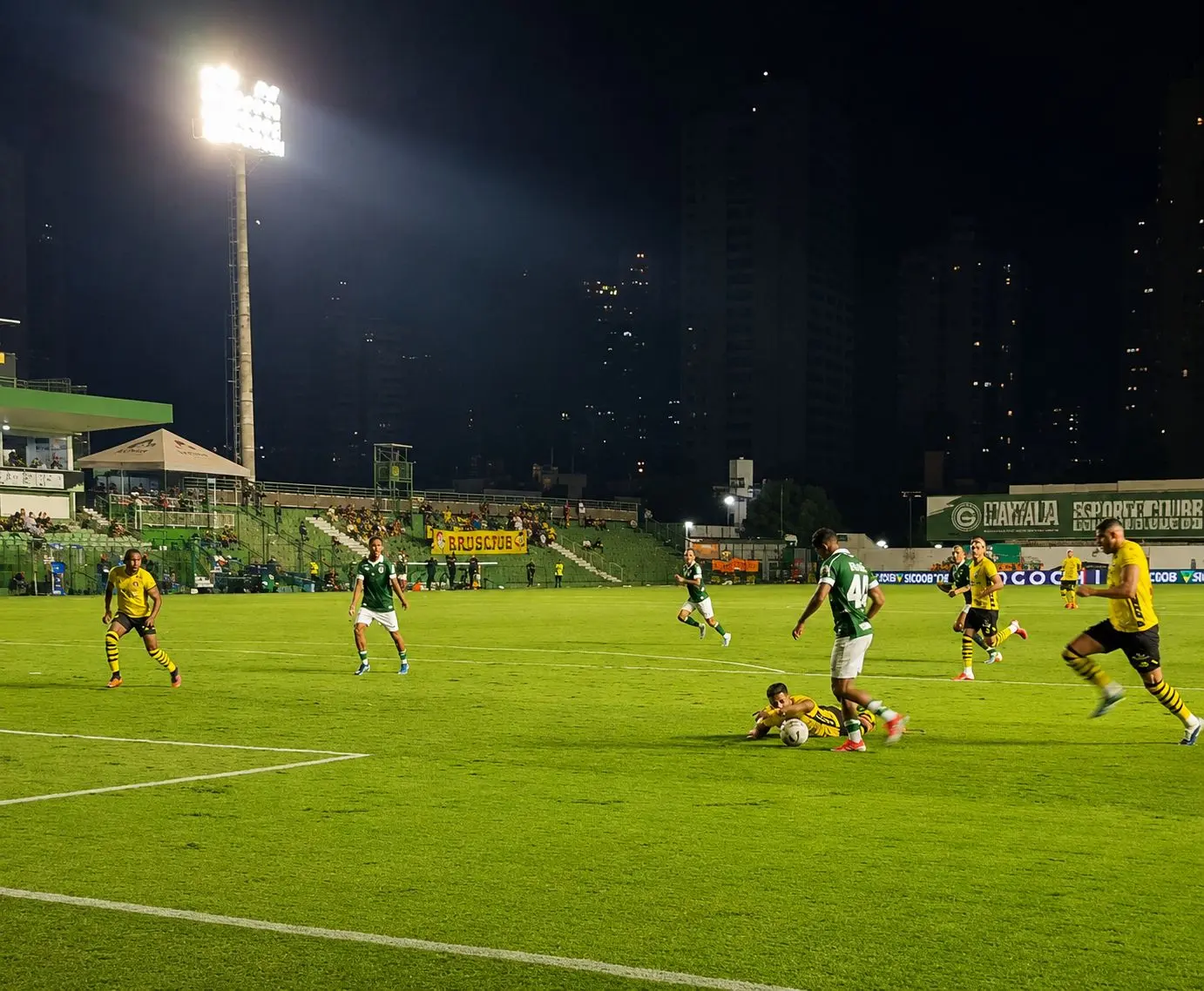 Esmeraldino desempata; veja o gol