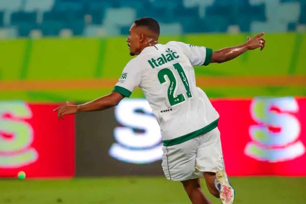 Esmeraldino sai na frente com gol de Jean Carlos