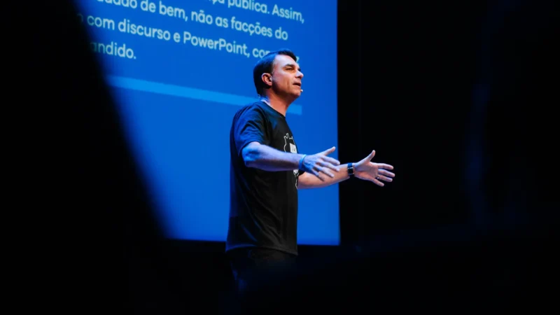 Flávio Bolsonaro diz que terceiros tentaram filiá-lo ao PT