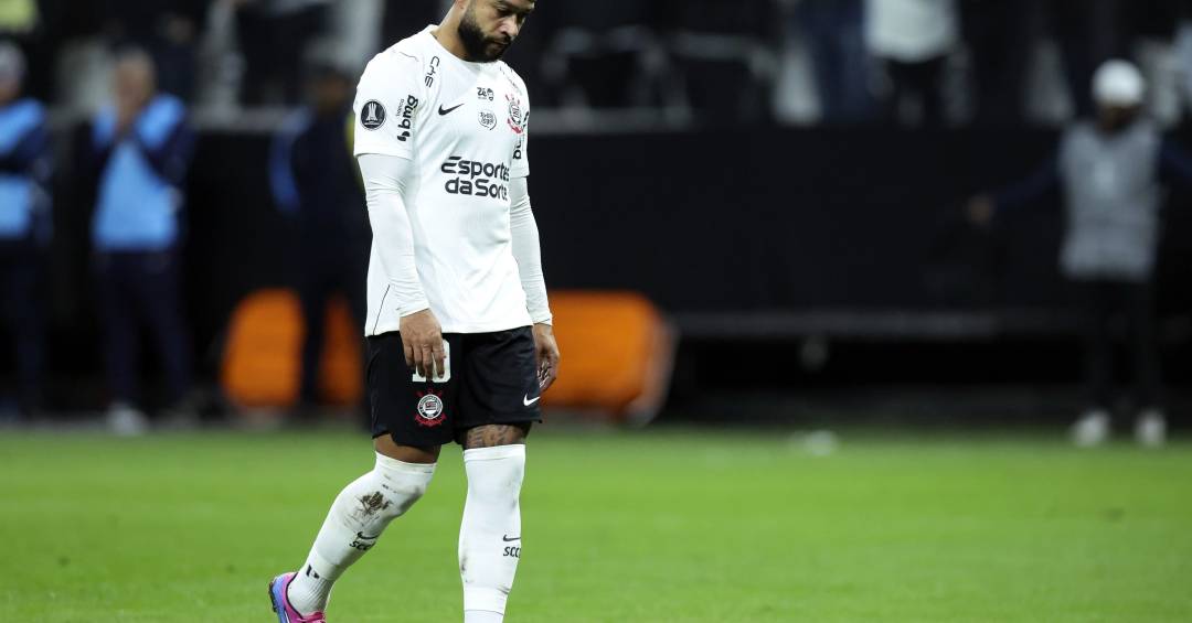 A nova declaração de Memphis Depay após clipe com sede do Corinthians em chamas