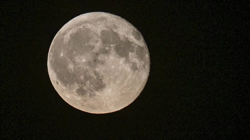 As primeiras imagens da cratera na Lua causada por foguete da SpaceX