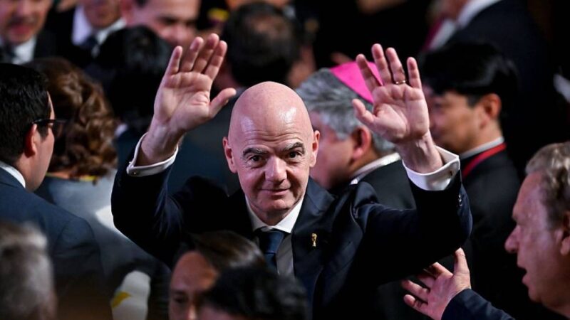 Fifa: Na Colômbia, Infantino recebe apoio do futebol sul-americano