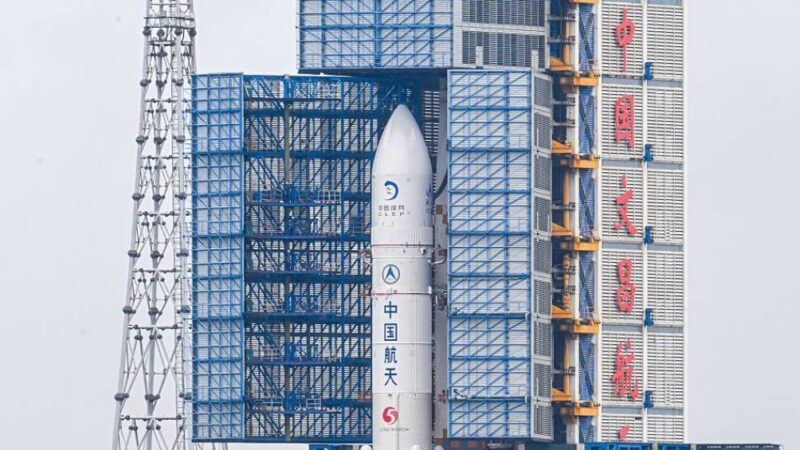 A missão chinesa que busca gelo em uma das regiões mais frias da Lua