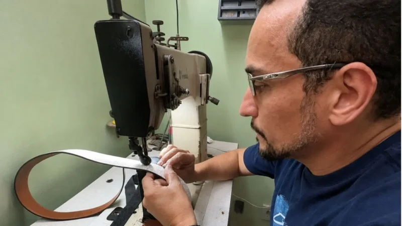 Goianiense resiste à era do descartável restaurando sapatos há 34 anos