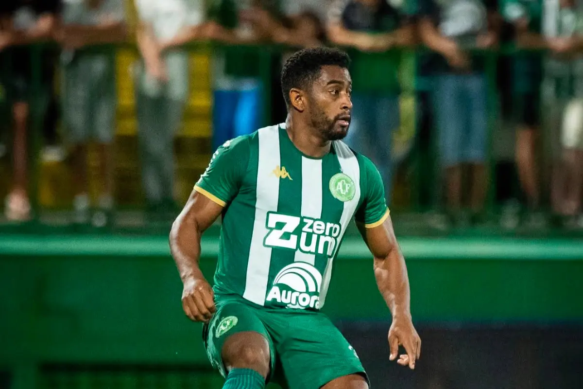 Goiás acerta contratação de lateral Chapecoense