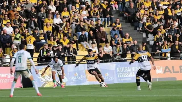 Goiás joga mal no primeiro tempo e perde para o Criciúma