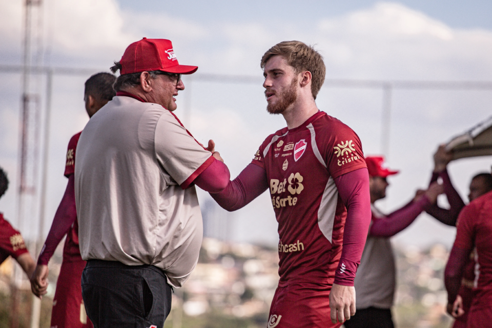 Guto Ferreira define Vila para encarar o Sport; veja escalação