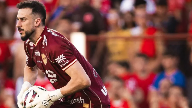 Helton Leite dispara após jogo sobre se bola era defensável: “Você está brincando?”