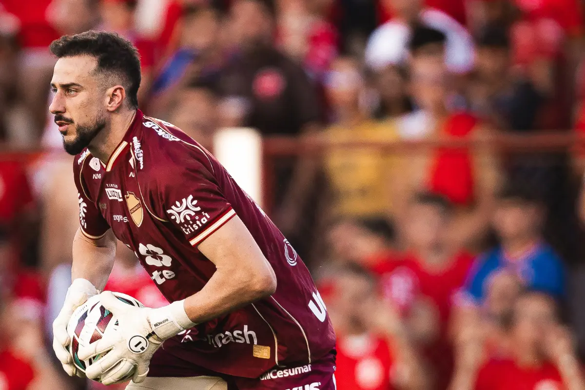 Helton Leite dispara após jogo sobre se bola era defensável: “Você está brincando?”