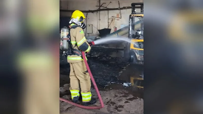 Incêndio em empresa obriga corte de cadeados para acesso ao galpão em Formosa