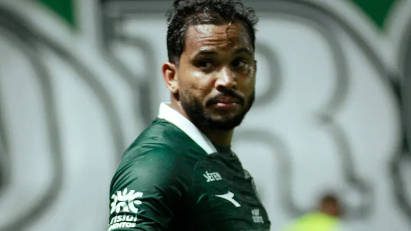 Lourenço revela incômodo com salários atrasados no Goiás
