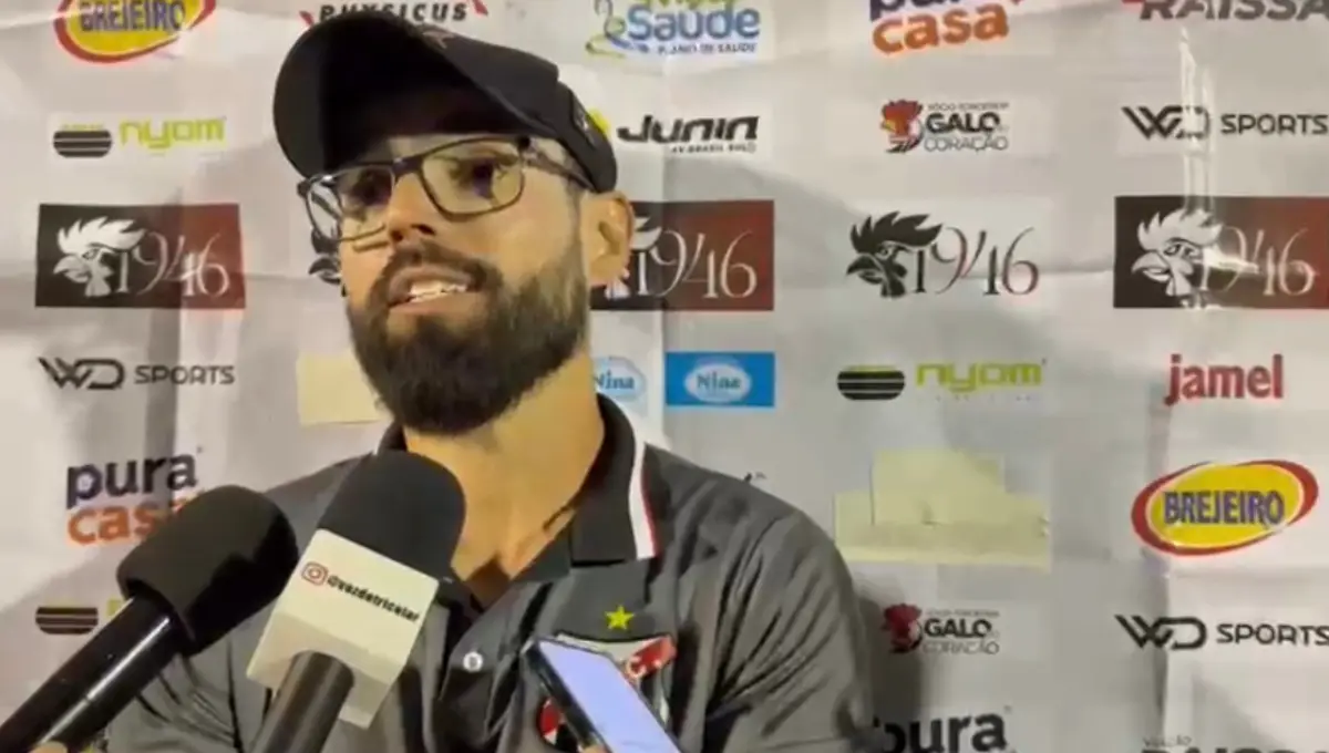 Luan Carlos aponta falta em lance de dois chapéus de Juninho