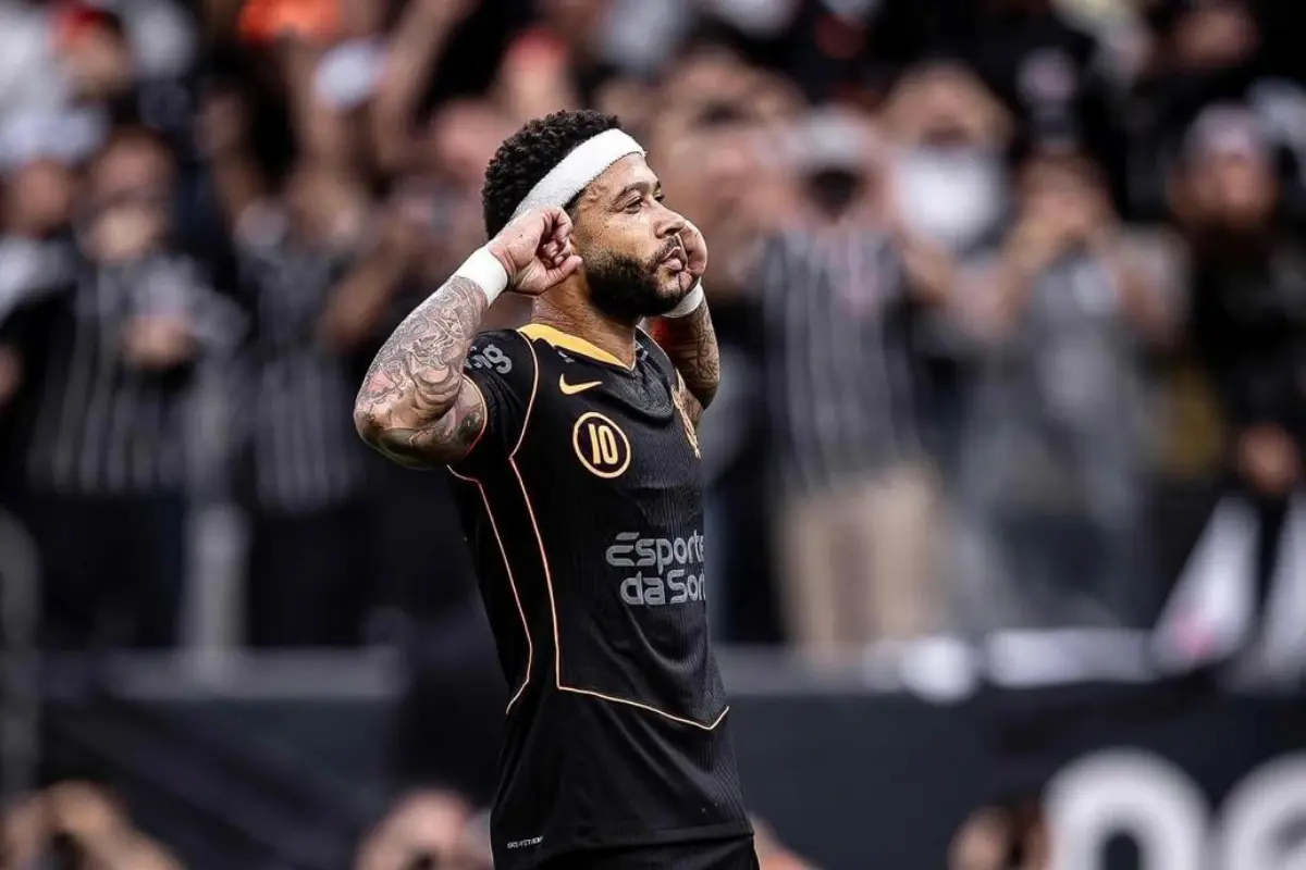 Memphis Depay critica Corinthians por desistência de renovação