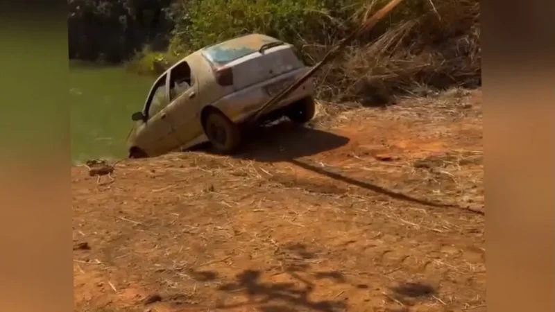 Mergulhadores retiram carro de poço em Goiás