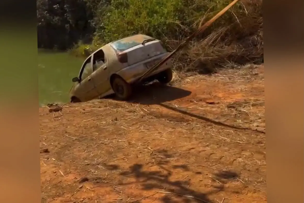 Mergulhadores retiram carro de poço em Goiás