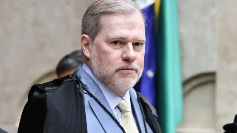 Ministros do TSE criticam decisão de Toffoli contra Renan Santos