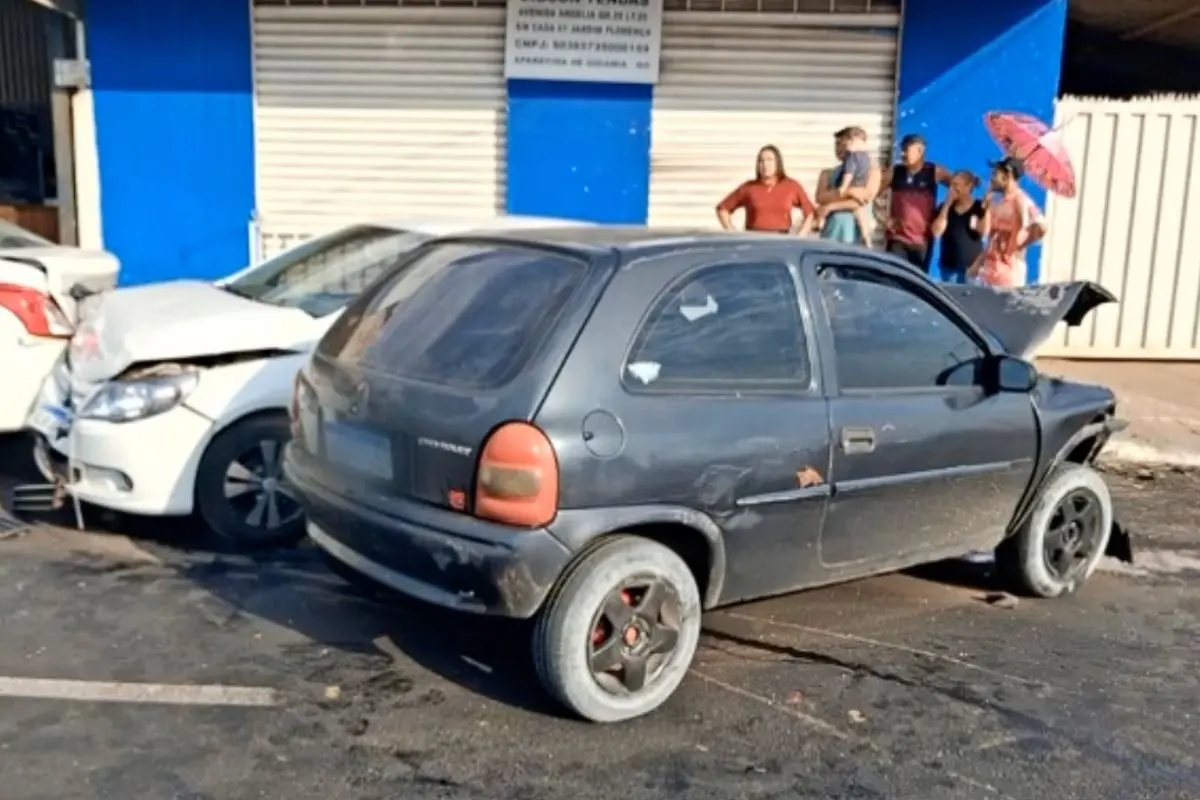 Motorista bêbado tenta enganar a polícia ao soprar o bafômetro