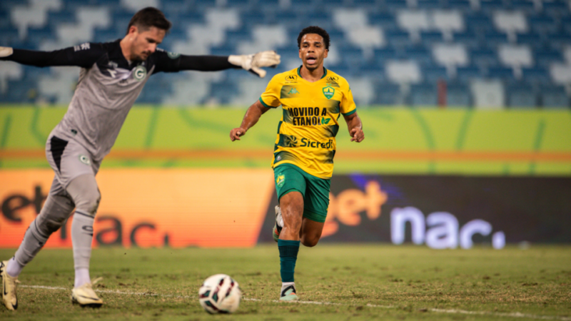 No retorno de Tadeu, Goiás sofre empate do Cuiabá na Série B