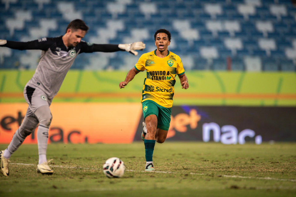 No retorno de Tadeu, Goiás sofre empate do Cuiabá na Série B