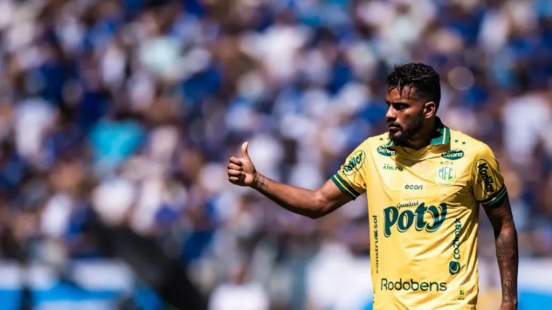 Reinaldo se pronuncia após tomar cusparada na Vila