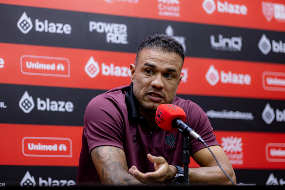 Roger diz que Atlético foi melhor no clássico: “resultado injusto”