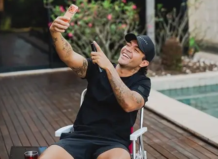 Thiago Brava estreia espetáculo de humor em Goiânia