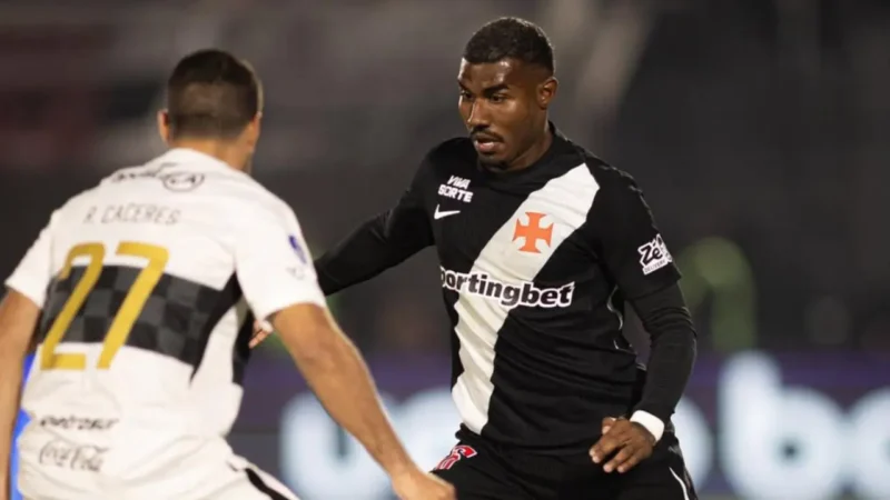 Vasco goleia o Olímpia; Santos passa com empate no Equador