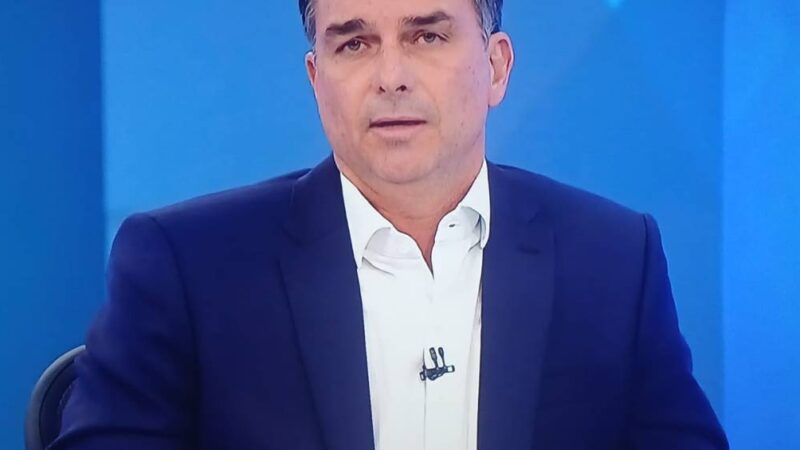 O que estava escrito na mão de Flávio Bolsonaro na sabatina da Globo?
