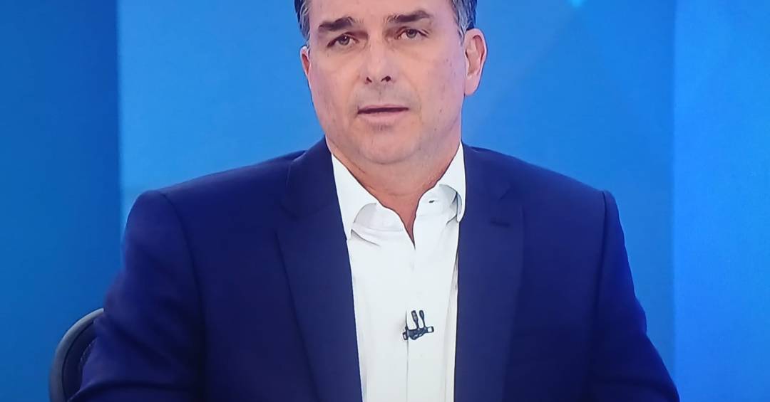 O que estava escrito na mão de Flávio Bolsonaro na sabatina da Globo?